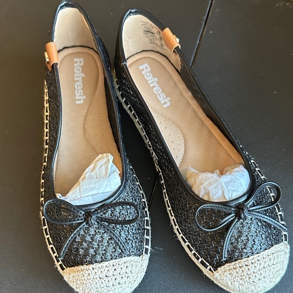 Refresh Women's Black and Tan Espadrille Flats